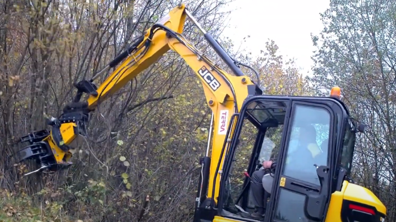 Felling head for excavators for felling small trees and branches